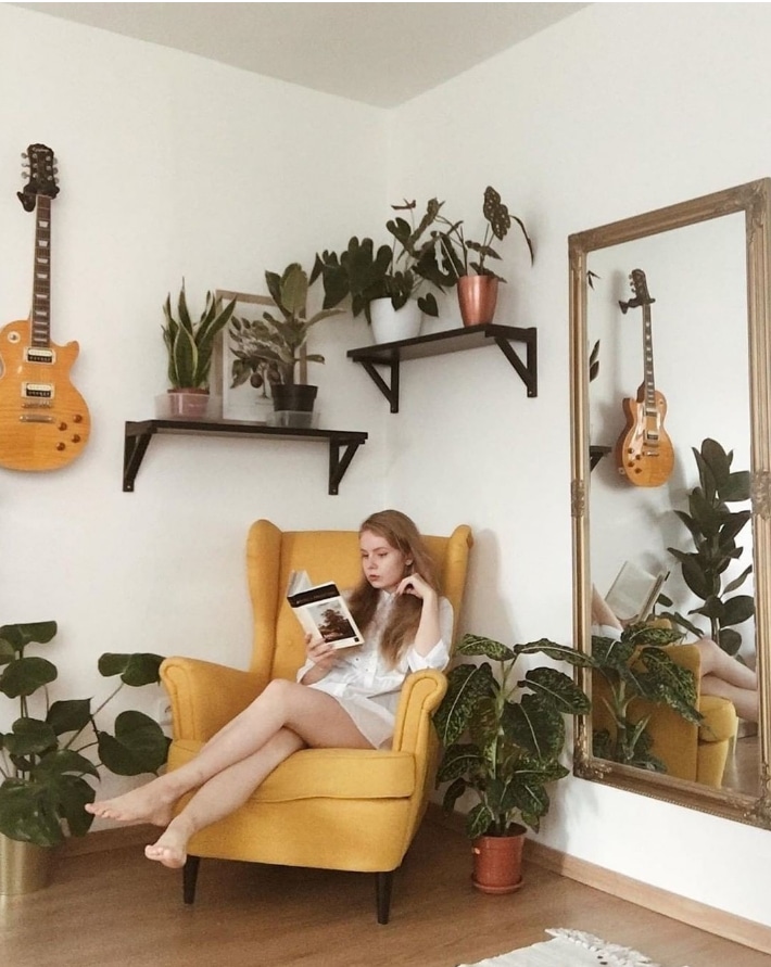 Pe canapea cu o carte in mana 1 Pe canapea cu o carte in mana