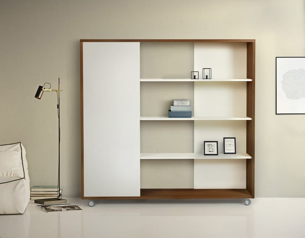 Pe canapea cu o carte in mana 3 Bibliotecă paravan cu roti