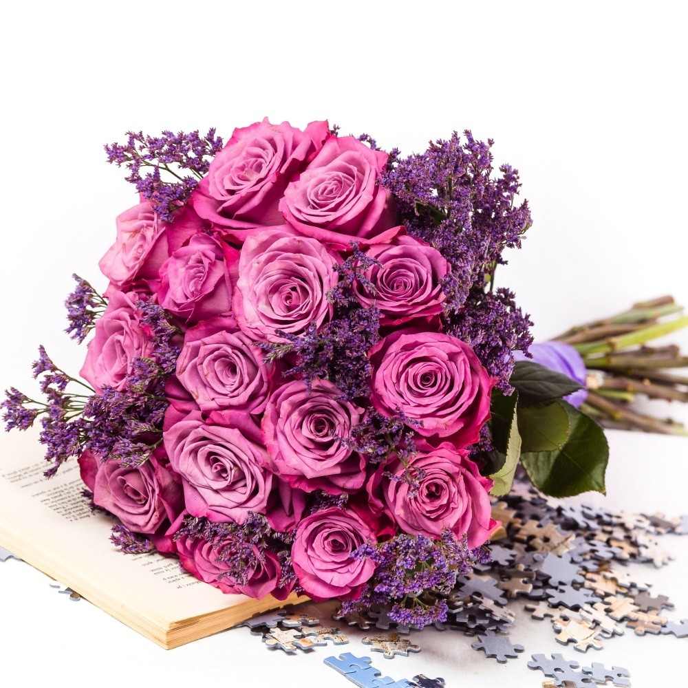 De ce iubesc femeile așa de mult florile 6 buchet-floral-mireasa-nunta-trandafiri-mov-limonium_1